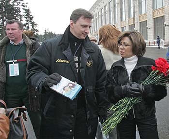 Irina Rodnina, Oleg Vasiliev and Alexander Zaitsev (left) in Luzhniki 